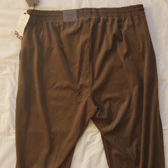 One By Chapter One Women's Olive Green Suede Jogger Capris Plus Size 1X - Picture 4 of 6